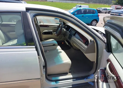 2005 Lincoln Town Car Signature z USA, uszkodzony, nr VIN 1LNHM81W75Y660551